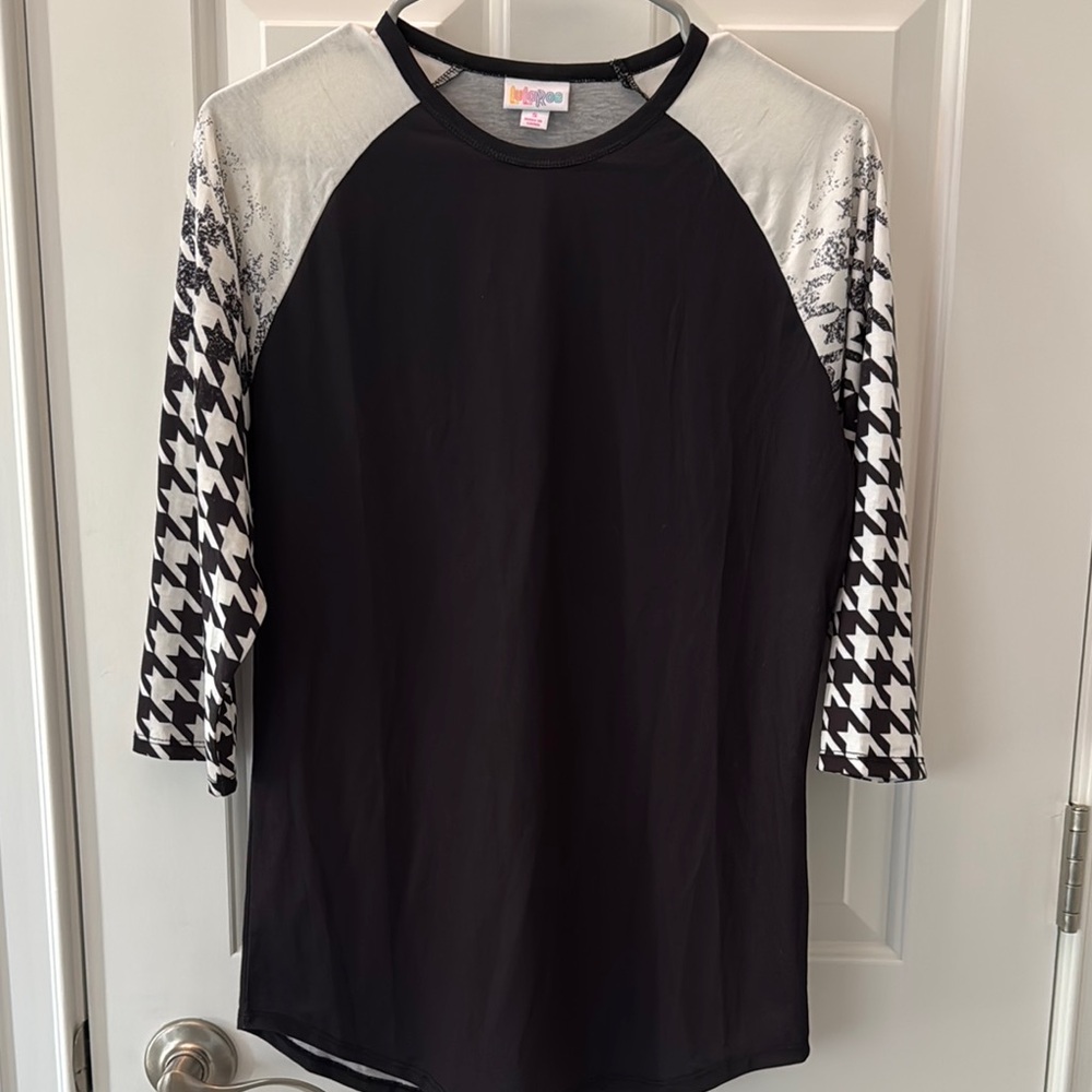 Small Women’s Black and White Raglan Sleeve Top